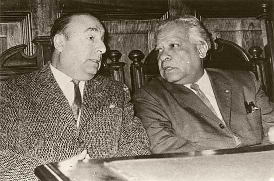 Neruda junto a Nicolás Guillén.