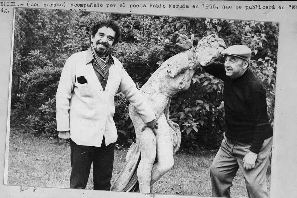Gabriel García Márquez junto a Pablo Neruda.