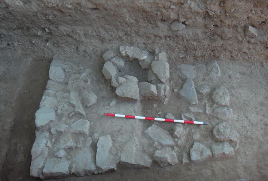 Descripción de las tumbas 45 Figura 2.4. Tumba 3. Tipo de tumba: Tumular. Construido con piedras de cuarcita de tamaño irregular, unidas con barro.