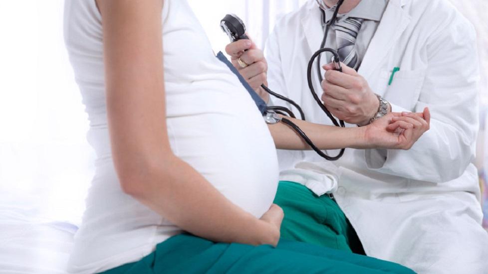 Vertical (de madre a hijo). puede ocurrir durante las últimas semanas del embarazo, durante el parto, o al amamantar al bebé.