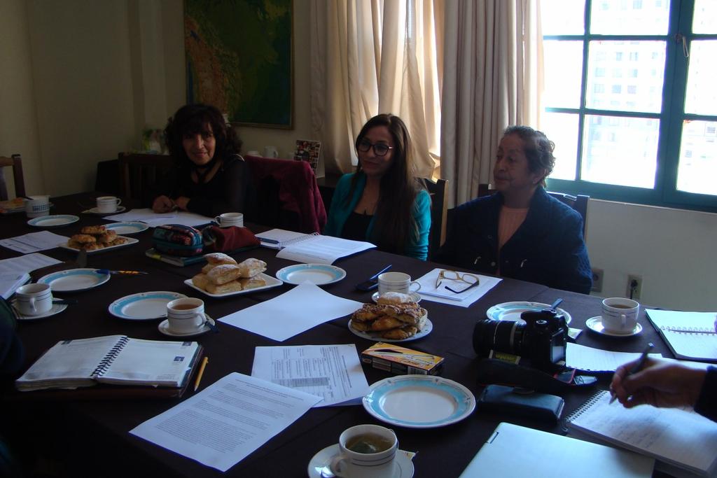 evaluadores Katherine Garver y Fernando Garabito de Impact Ready reunidos con representantes del