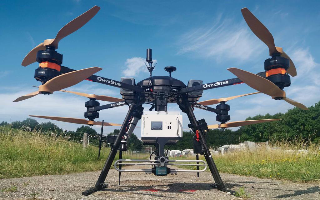 Instrumentación Fig. 1: Los vuelos con drones (el R&S ESVF1000 está acoplado) complementan las mediciones en tierra en lugares de difícil acceso (foto: Skyguide).