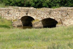 Los puentes de Trujillo 28 medio punto, pilas y bóvedas de cañón construidas con sillería de granito cuyas juntas están rellenas con mortero, colocándose inserciones lajosas en llagas y tendeles, el