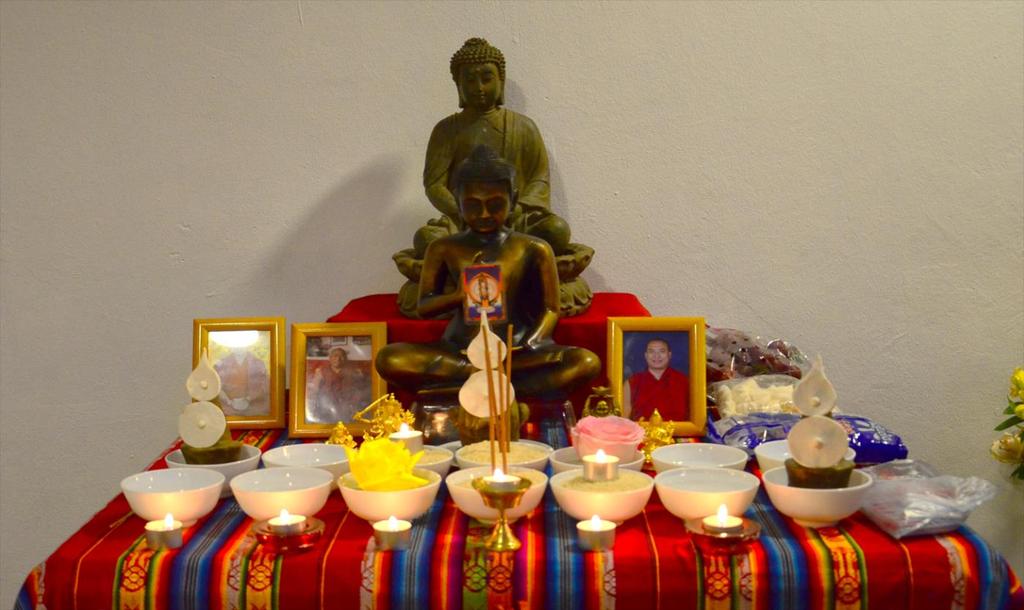 El altar budista significa ofrenda. El termino tibetano para es che-sam, traducido literalmente significa presentación ofrendas - PDF Download