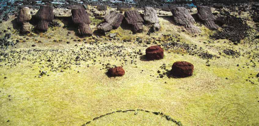 Akahanga propiamente tal con 24 Moais derribados y destruídos y el Ahu Ura Uranga Te Mahina con otros 10 o 12 Moais.