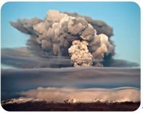 Caída de cenizas Durante una erupción explosiva se emiten a la atmósfera una mezcla de gases y piroclastos de muy diversos tamaños.