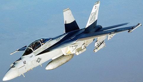 El avión caza F-18 utiliza espumas sintácticas para encapsular sus radares [34].