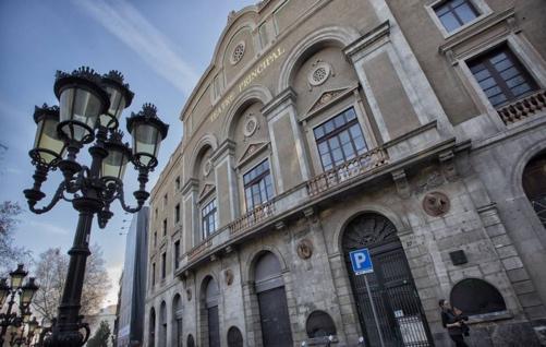 Teatre Romea: Encara que el està ubicat al carrer Hospital només uns metres el separen de La Rambla.