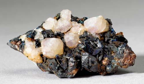 Figura 53. Fluorapatito, con lazulita y siderita. Kulan Camp, Rapid Creek. 6,5 x 3 cm. Colección y foto: Royal Ontario Museum, Toronto.