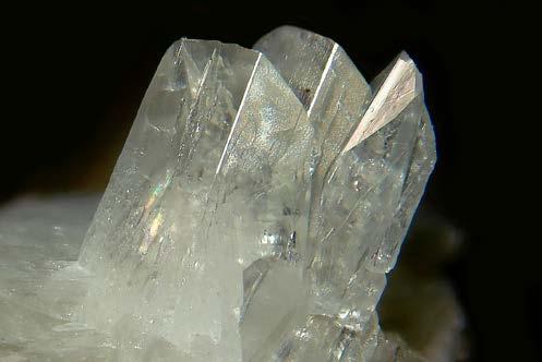 Rapid Creek). Uno de los más representativos muestra un cristal muy bien formado, de color azul grisáceo pálido, de unos 5 cm de longitud.