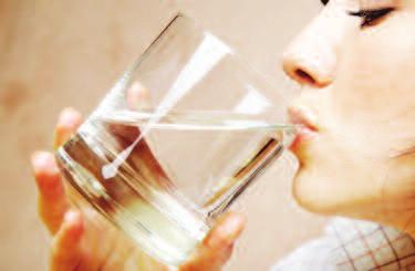 La deshidratación puede secar y agrietar los labios, por eso aumenta la cantidad de agua que tomas para mantener tus labios hidratados. Usa un humidificador para agregar humedad al aire.