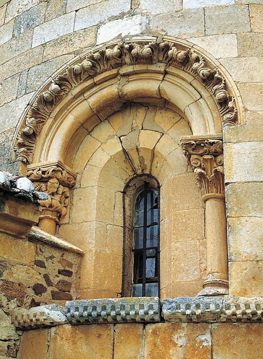 852 / REVILLA DE COLLAZOS Ventana absidal Capitel de la ventana absidal de triunfo, la estatua-columna reutilizada como atril y la mesa de altar, restos que, pese a su carácter fragmentario,