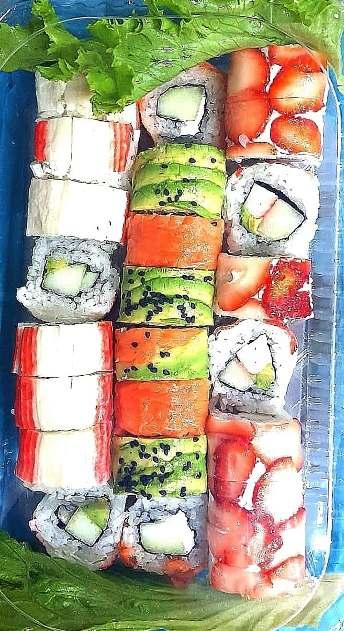 Sushi de la casa: Mancheguiñol kanikama tempura, aguacate, pepino por dentro.