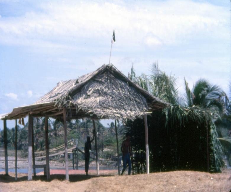 Foto 2 a la izquierda: Purenque con bandera de los Nengre, un paño negro sobre uno blanco, en Boca de Río Indio, 1979.
