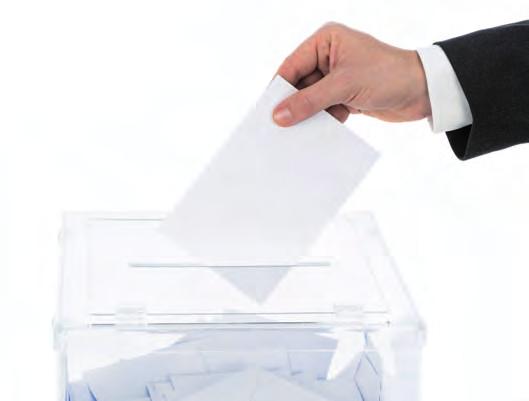 Título 1 De los derechos y deberes fundamentales 21 Los españoles tienen varios derechos. Por ejemplo, tienen derecho a votar en las elecciones. En la imagen, una persona introduce su voto en la urna.