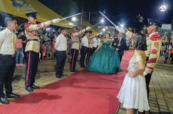 La reina saliente impone la corona a la reina entrante, la noche del sábado, en la plaza de la ciudad de Campamento. departamentos.