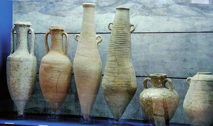 Los romanos utilizaban ánforas de cerámica para guardar el vino, usadas también para el aceite de oliva, pescado, dátiles y otras frutas. Eran conocidas como dressel y variaban de tamaño y forma.
