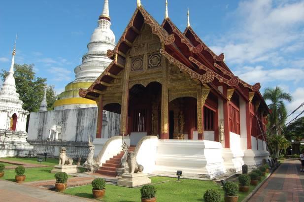 Aquí podremos visitar los famosos templos Wat Mahatat, Wat Sri Sanpetch y Wat Mongkol Borphit y, según el ritmo de la excursión, algún otro templo relevante en la zona.