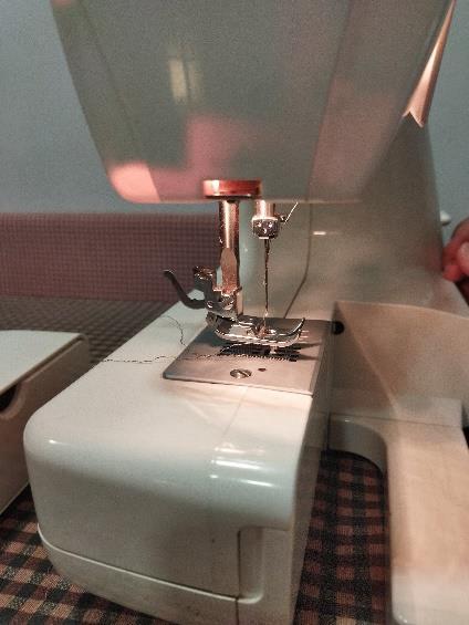 Figura 22. Máquina de coser También hay que vigilar con los cortocircuitos, son peligrosos. Se pueden producir cuando dos hilos por los que pasa corriente, se tocan y se supone que no iban a hacerlo.