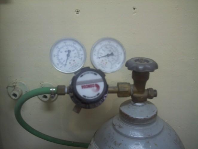 Abra cuidadosamente la válvula de regulación del tanque de dióxido de carbono y ajuste la válvula C3 para obtener un flujo de aproximadamente la mitad del