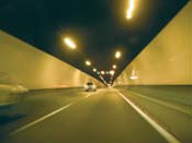 Cuando deba circular por un túnel, asegúrese de tener combustible suficiente para no correr el riesgo de quedar con su vehículo detenido en su interior.