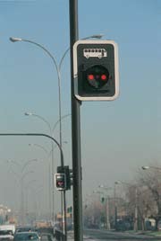 Estos semáforos normalmente son activados por los mismos peatones.