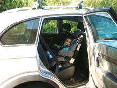 Por ello, estimúleles para que viajen con tranquilidad, y no olvide utilizar en las puertas los seguros de niños, que impiden que éstas puedan ser abiertas desde el interior del vehículo.