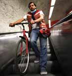 No uses tu bicicleta para rodar en los andenes. Las normas actuales del Metro establecen que debes usar las escaleras fijas.