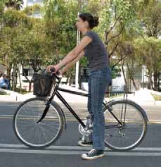 1. Mantener el equilibrio La habilidad básica del aprendizaje de andar en bicicleta, es mantener el equilibrio con el movimiento, con la práctica se adquirieren otras