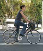 Déjate ir suavemente un par de metros a rueda libre, es decir, con la bicicleta moviéndose sin pedalear; luego haz alto
