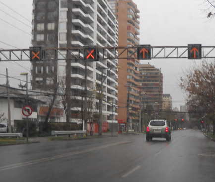 NORMAS DE CIRCULACIÓN Semáforo para el transporte público: En vías donde existen pistas exclusivas para buses pueden utilizarse semáforos especiales para regular el tránsito en los cruces.
