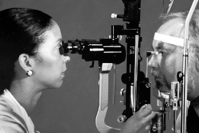 Detectar el glaucoma Cómo se diagnostica el glaucoma? Por razones de seguridad y precisión, se deben identificar cuatro factores antes de realizar un diagnóstico de glaucoma: 1.