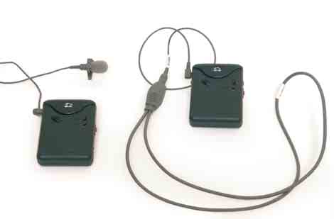 QUÉ SON LAS PROTÉSIS AUDITIVAS? Y LAS AYUDAS TÉCNICAS? 33 AYUDAS AUDITIVAS (PARA USUARIOS DE AUDÍFONOS Y/O IMPLANTE COCLEAR) El equipo de F.M. puede conectarse directamente al audífono o al procesador del implante coclear.