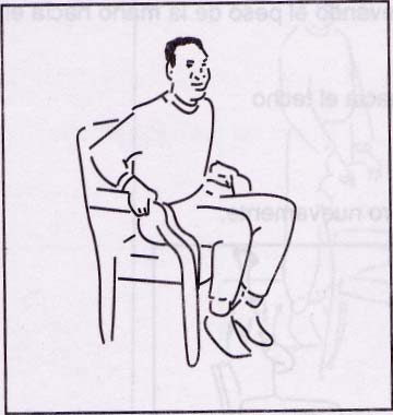 Alternativa "hundirse en la silla" Ejercicio para la parte posterior de la extremidad superior. Siéntese en una silla con brazos.