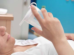 Para beber en posición de decúbito se pueden utilizar vasos antiderrame o vasos con pipeta que controlan el flujo de líquido.