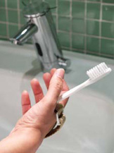 Lavarse los dientes* Esta actividad requiere destreza en las manos y ligera movilidad de hombro y codo.
