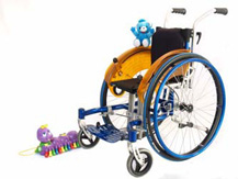 Según la estructura del chasis las sillas se dividen en: Sillas de ruedas bimanuales: Disponen de dos ruedas traseras con aros para su propulsión y dos ruedas pivotantes delanteras.