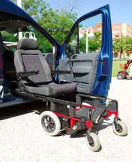 Para acceder al vehículo como pasajero es necesario realizar una transferencia al asiento o acceder desde la silla de ruedas.
