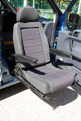 Para salvar la distancia desde la silla de ruedas al asiento del vehículo, se puede utilizar una tabla de transferencia portátil, una