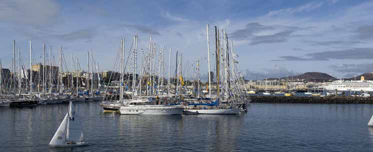 El puerto deportivo, integrado en el Puerto de La Luz y Las Palmas, es el mayor de Canarias en número de amarres con 1.