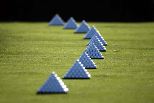 En los dos ejemplos anteriores, jugar al golf es un requisito para poder entrar en la rifa o sorteo de premios.