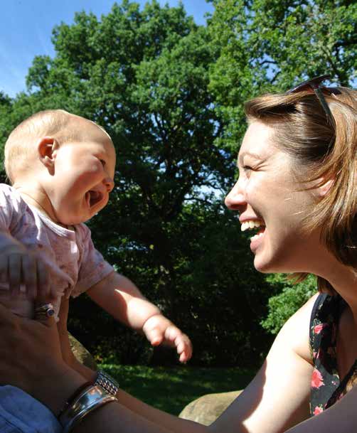 Jugar desde el nacimiento con la madre y los primeros cuidadores Los juegos de imitación cara a cara construyen las relaciones tempranas Ya pronto después de nacer los bebés son observadores atentos