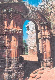 La recorrida de las ruinas jesuíticas de San Ignacio Miní en Misiones se completa con la visita a un museo que facilita la interpretación del conjunto.