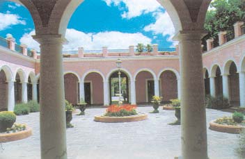 Por ejemplo, el edificio del Museo de la casa del Virrey Liniers de la ciudad de Alta Gracia, en Córdoba, es el casco de la antigua