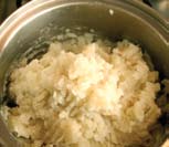 minutos. Pelar el camote, rebanarlo y luego cortar cada rebanada en 4 partes. Colocar el camote en la olla precalentada junto con la leche, la sal y la pimienta.