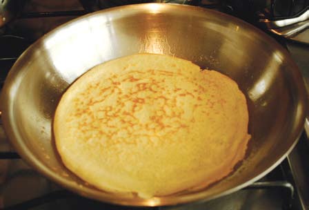 Si la mezcla ya reposada espesa mucho, añadir un poco más de leche. Precalentar la omeletera y engrasarla uniformemente con una servilleta, antes de hacer cada crepa.