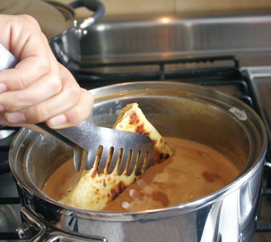 postre Salsa crepas de cajeta: Precalentar la olla por un minuto, agregar el trozo de mantequilla y, cuando esté derretido, añadir la cajeta, luego la leche y