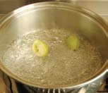 de azúcar 1/8 de taza de agua 1 limón 116 Disponer la fruta en recipientes para servir.