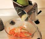 Rayar las zanahorias con el procesador de verduras. Sacar rebanadas muy finas de manzana con el procesador de verduras.