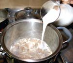 27 ) 1 cucharada de mantequilla 1/2 cebolla finamente picada 1 diente de ajo finamente picado 1 cucharada de harina 800 gr.